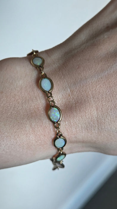 2724: Vintage 14ct Gold 19 Cabochon White Opals Bracelet (19cm)