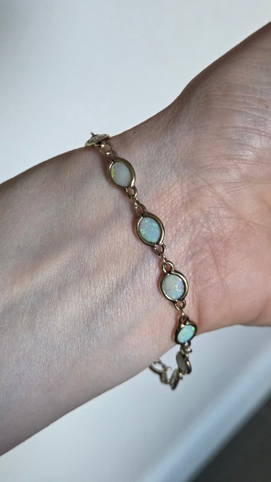 2826: Vintage-  9ct Gold 12 Cabochon -Cut White Opals Link Bracelet (19cm)