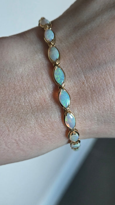2724: Vintage 14ct Gold 19 Cabochon White Opals Bracelet (19cm)