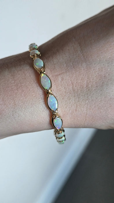 2724: Vintage 14ct Gold 19 Cabochon White Opals Bracelet (19cm)