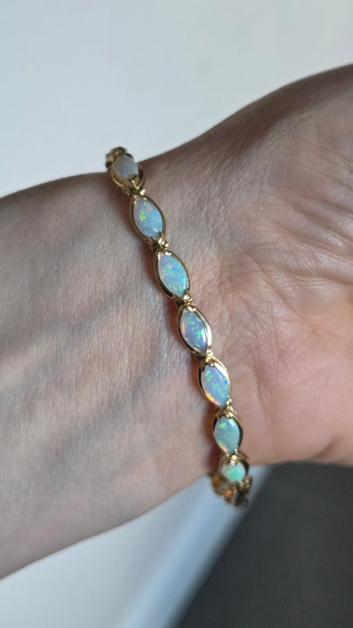 2724: Vintage 14ct Gold 19 Cabochon White Opals Bracelet (19cm)