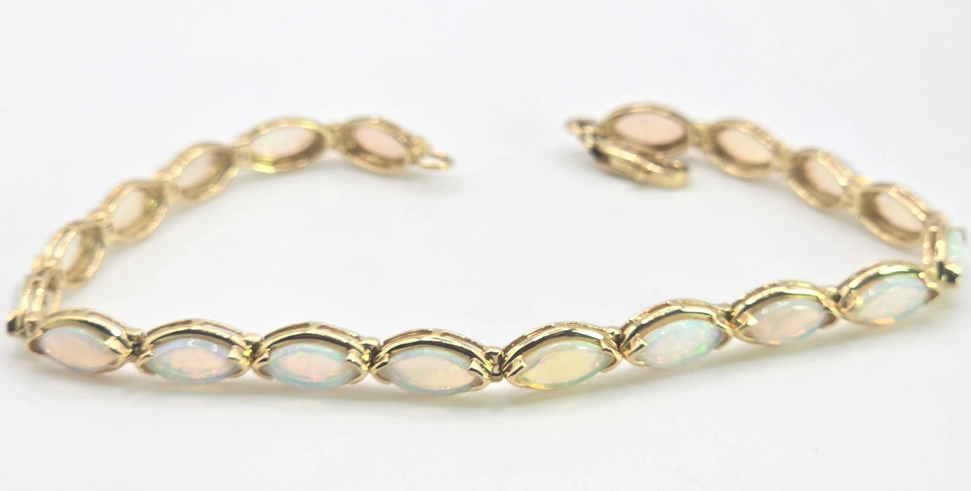 2724: Vintage 14ct Gold 19 Cabochon White Opals Bracelet (19cm)