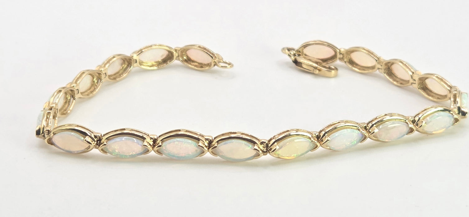 2724: Vintage 14ct Gold 19 Cabochon White Opals Bracelet (19cm)