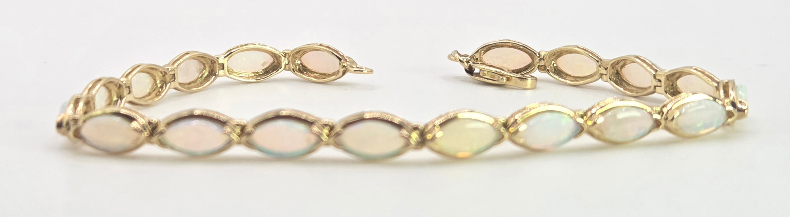 2724: Vintage 14ct Gold 19 Cabochon White Opals Bracelet (19cm)