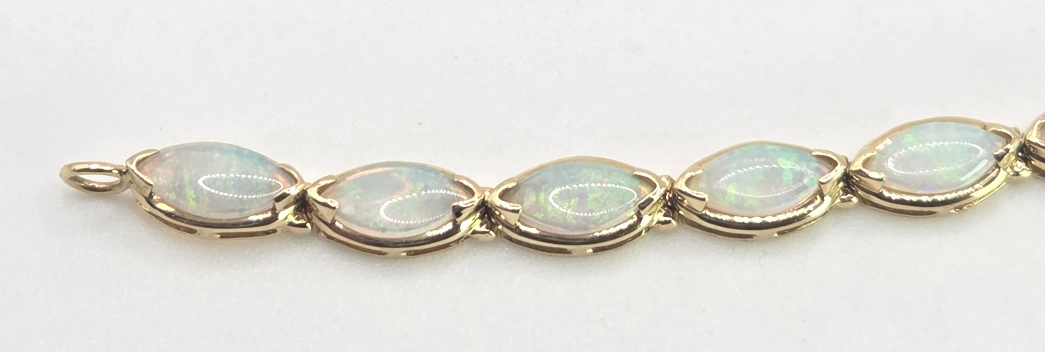 2724: Vintage 14ct Gold 19 Cabochon White Opals Bracelet (19cm)