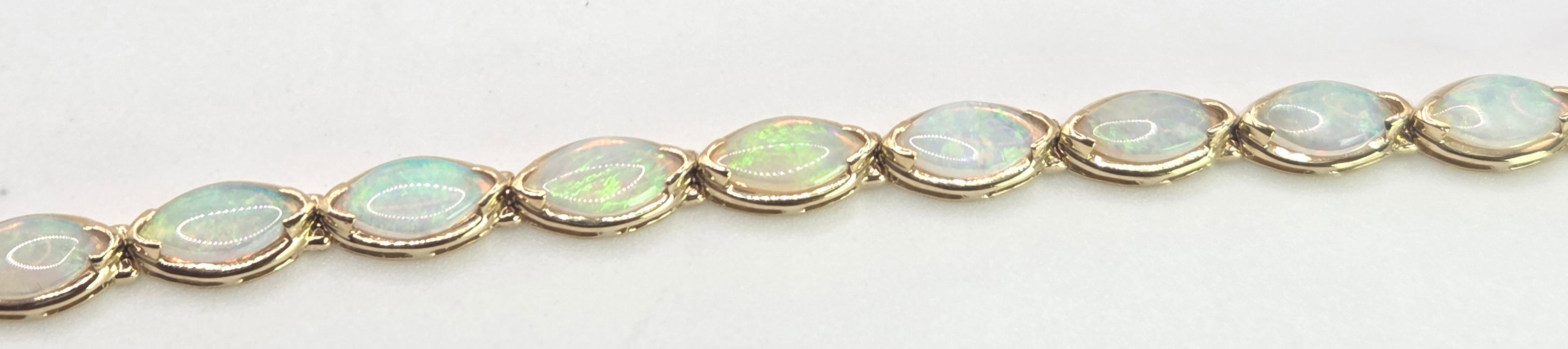 2724: Vintage 14ct Gold 19 Cabochon White Opals Bracelet (19cm)