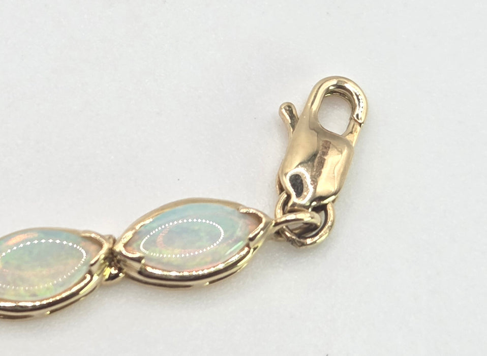2724: Vintage 14ct Gold 19 Cabochon White Opals Bracelet (19cm)