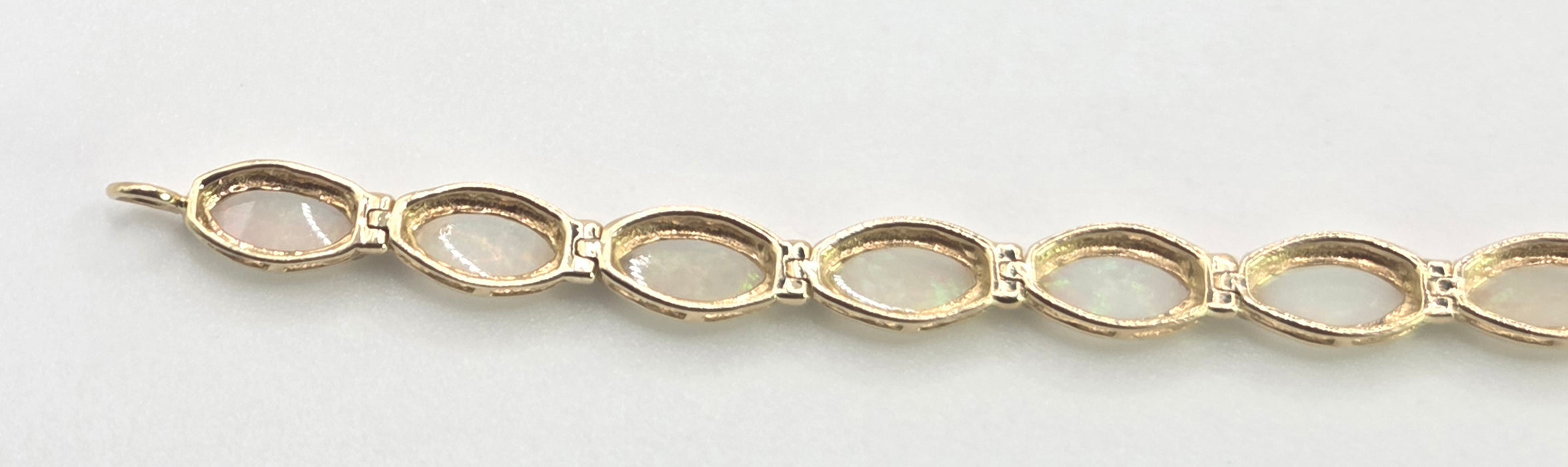2724: Vintage 14ct Gold 19 Cabochon White Opals Bracelet (19cm)
