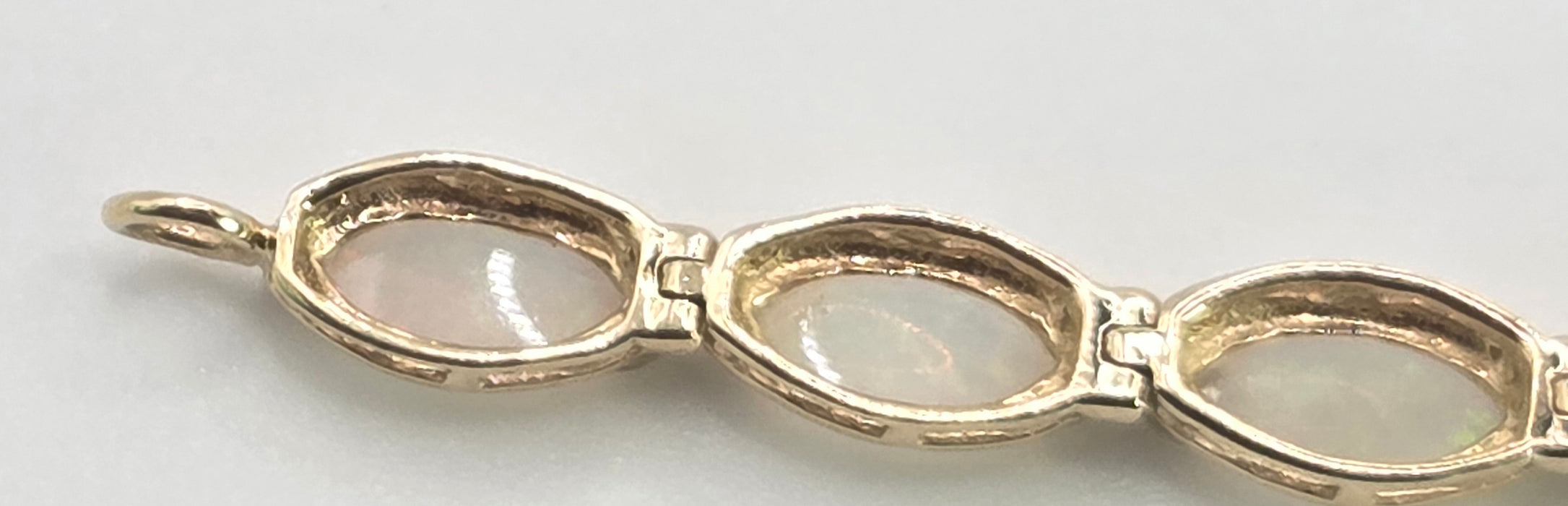 2724: Vintage 14ct Gold 19 Cabochon White Opals Bracelet (19cm)