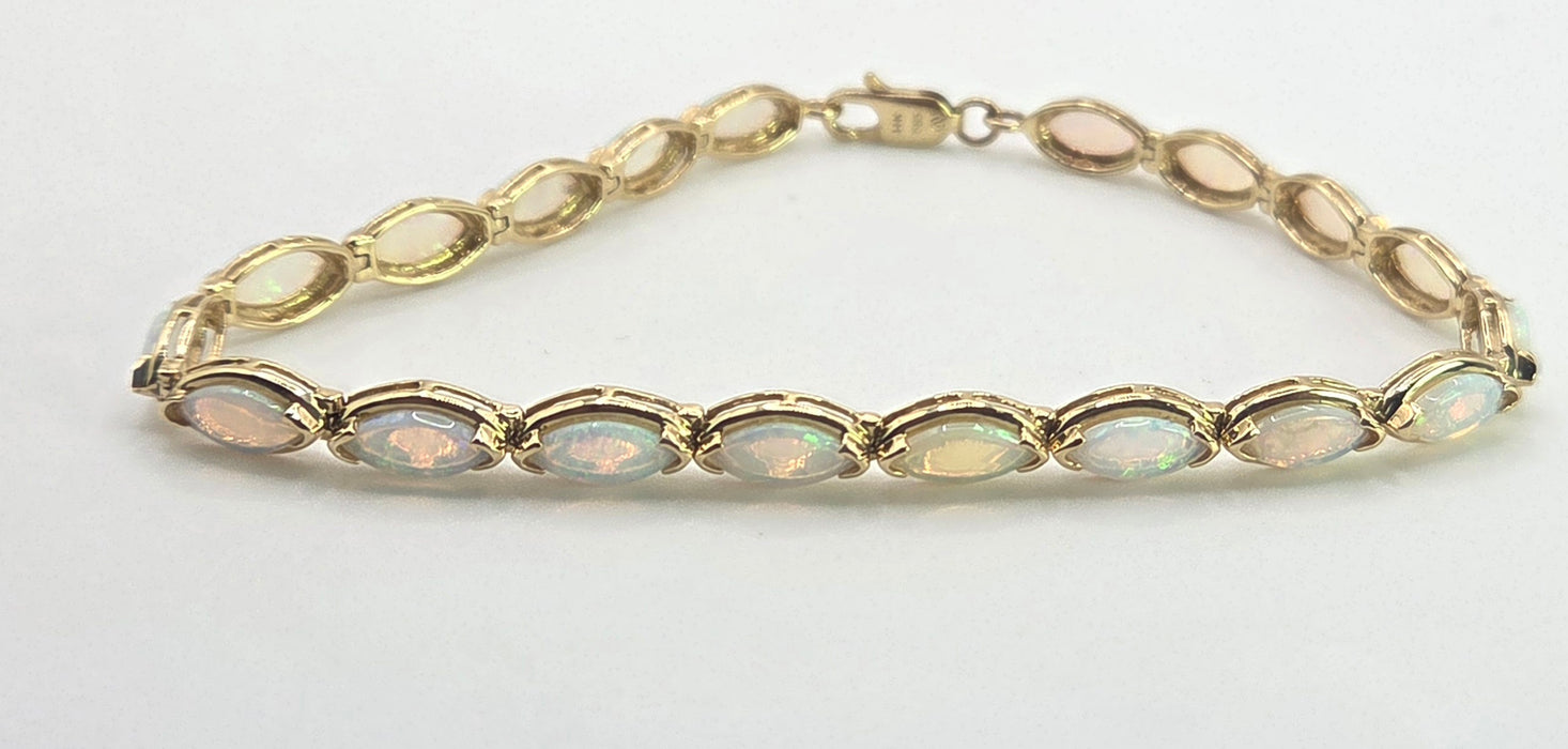 2724: Vintage 14ct Gold 19 Cabochon White Opals Bracelet (19cm)