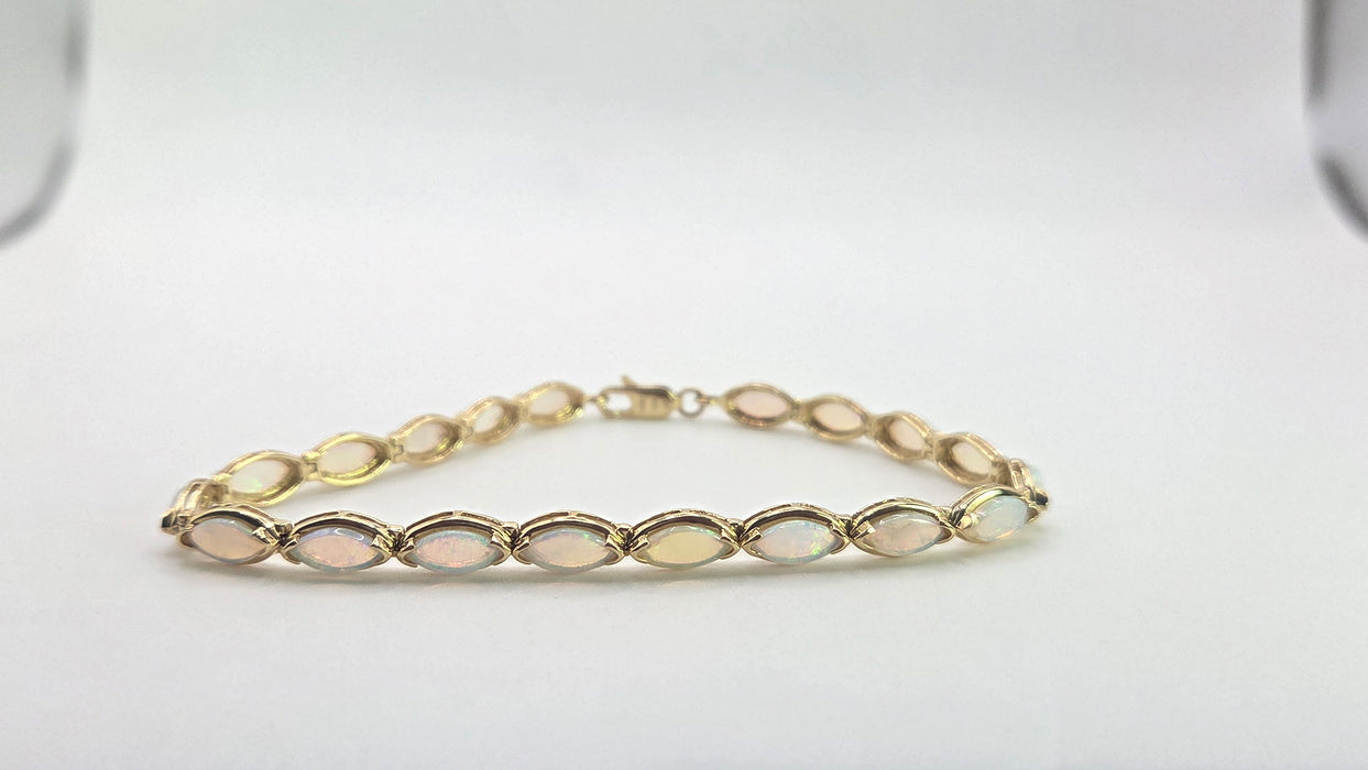 2724: Vintage 14ct Gold 19 Cabochon White Opals Bracelet (19cm)