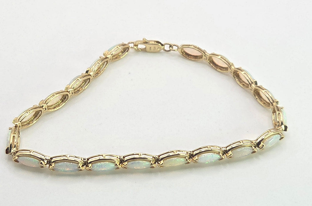 2724: Vintage 14ct Gold 19 Cabochon White Opals Bracelet (19cm)