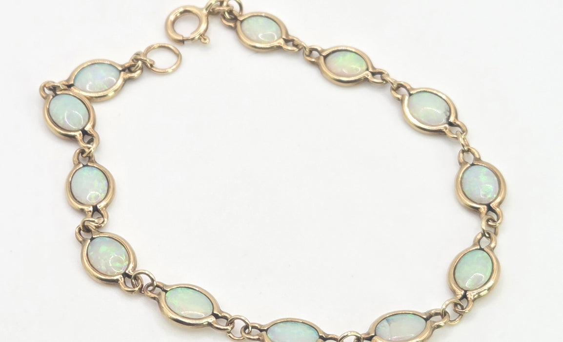 2826: Vintage-  9ct Gold 12 Cabochon -Cut White Opals Link Bracelet (19cm)