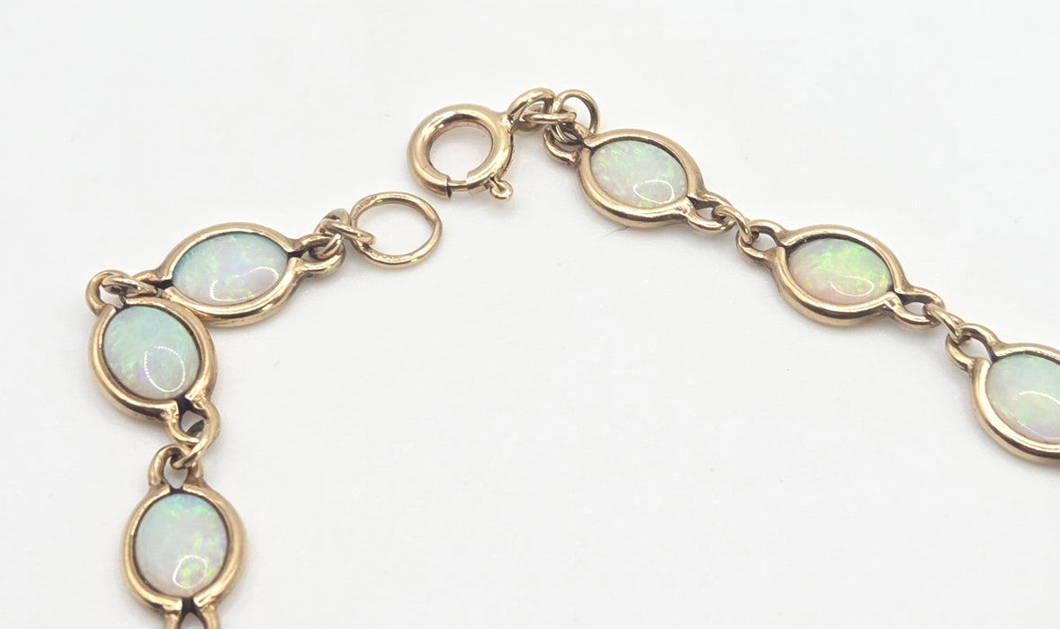 2826: Vintage-  9ct Gold 12 Cabochon -Cut White Opals Link Bracelet (19cm)