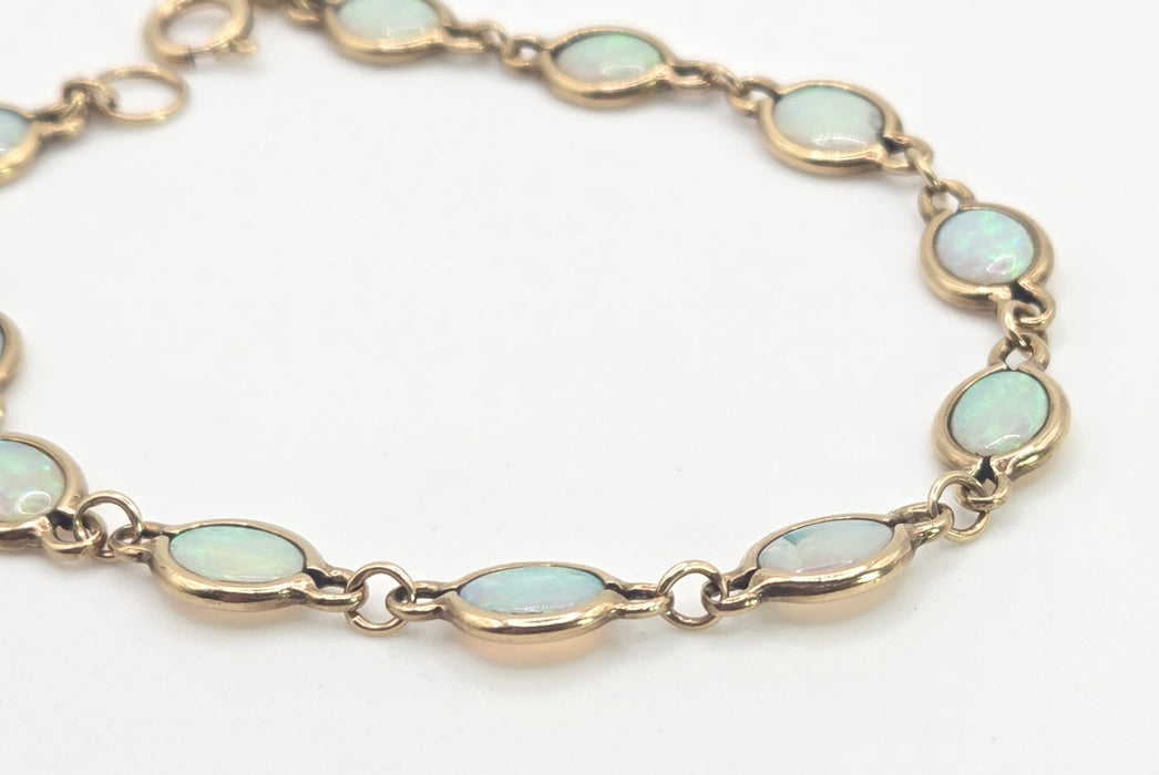 2826: Vintage-  9ct Gold 12 Cabochon -Cut White Opals Link Bracelet (19cm)