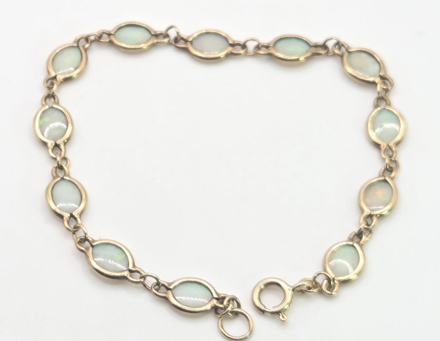 2826: Vintage-  9ct Gold 12 Cabochon -Cut White Opals Link Bracelet (19cm)