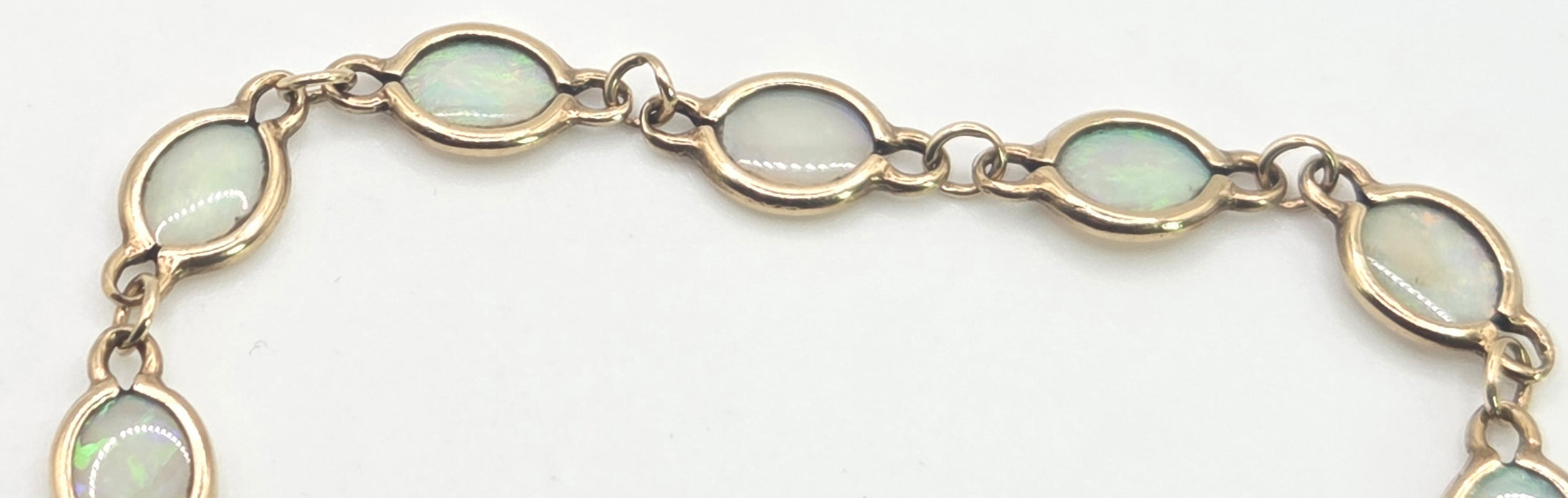 2826: Vintage-  9ct Gold 12 Cabochon -Cut White Opals Link Bracelet (19cm)