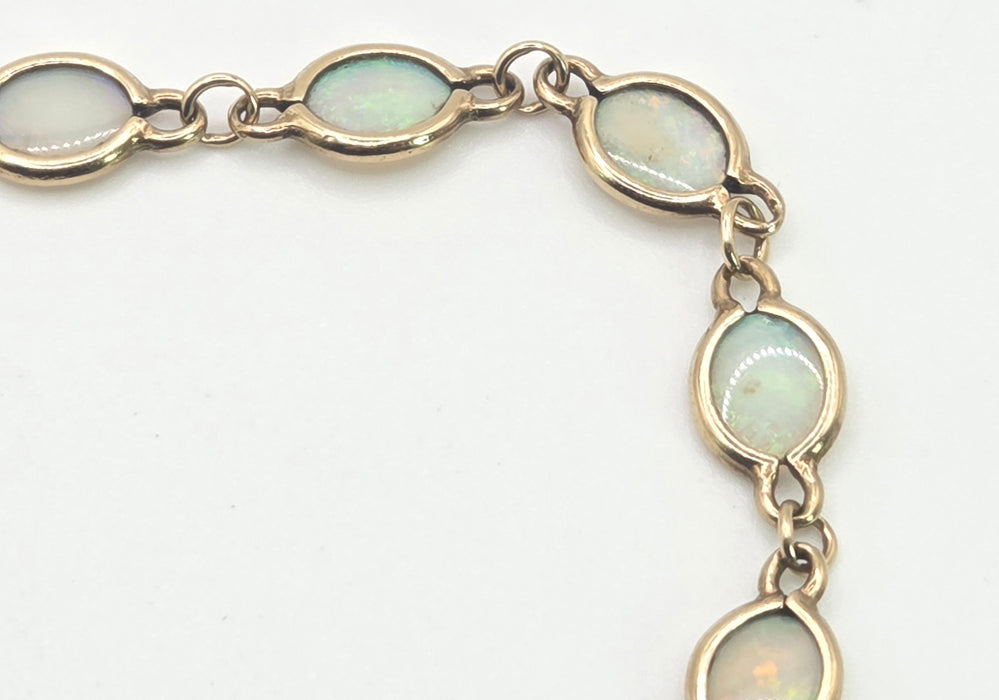 2826: Vintage-  9ct Gold 12 Cabochon -Cut White Opals Link Bracelet (19cm)