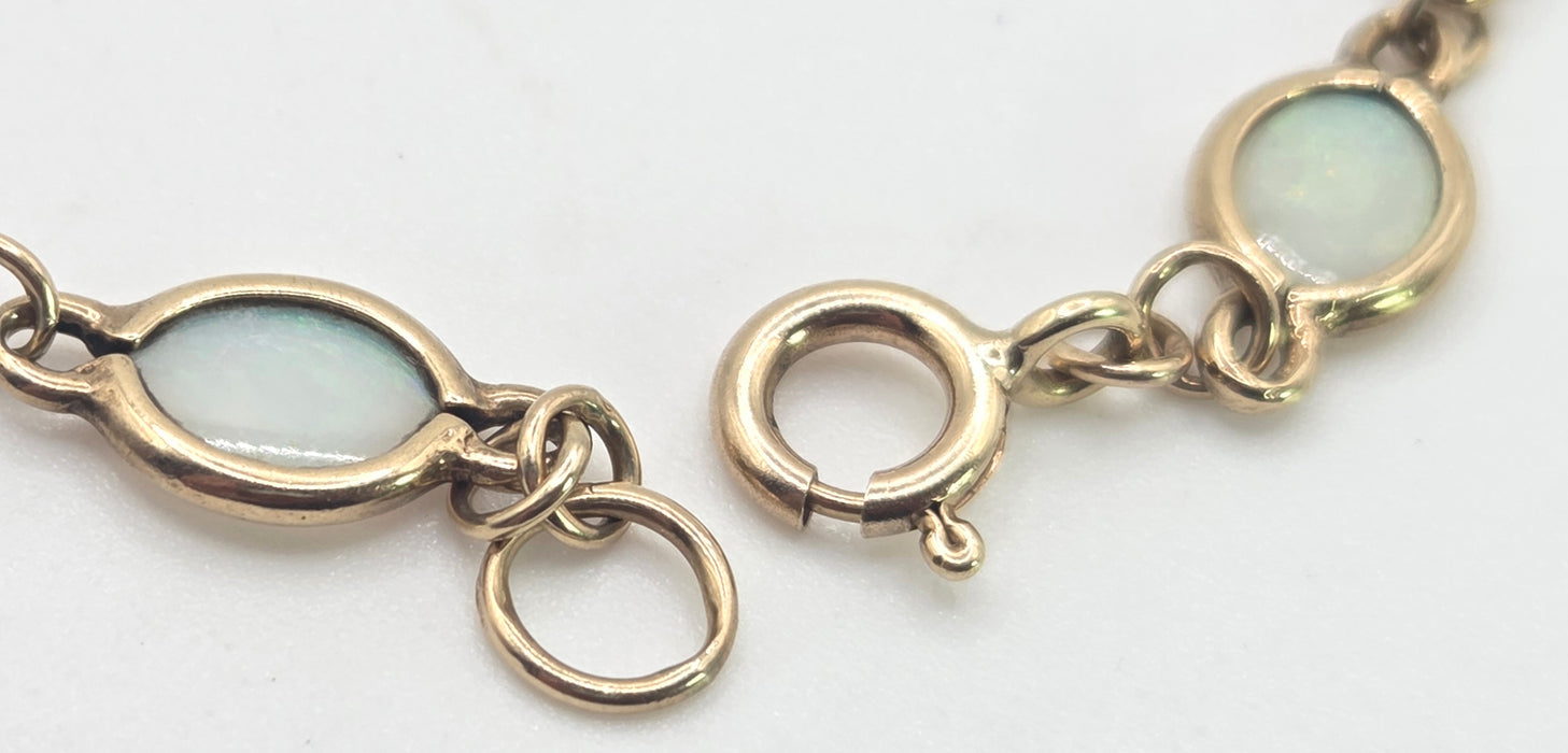 2826: Vintage-  9ct Gold 12 Cabochon -Cut White Opals Link Bracelet (19cm)