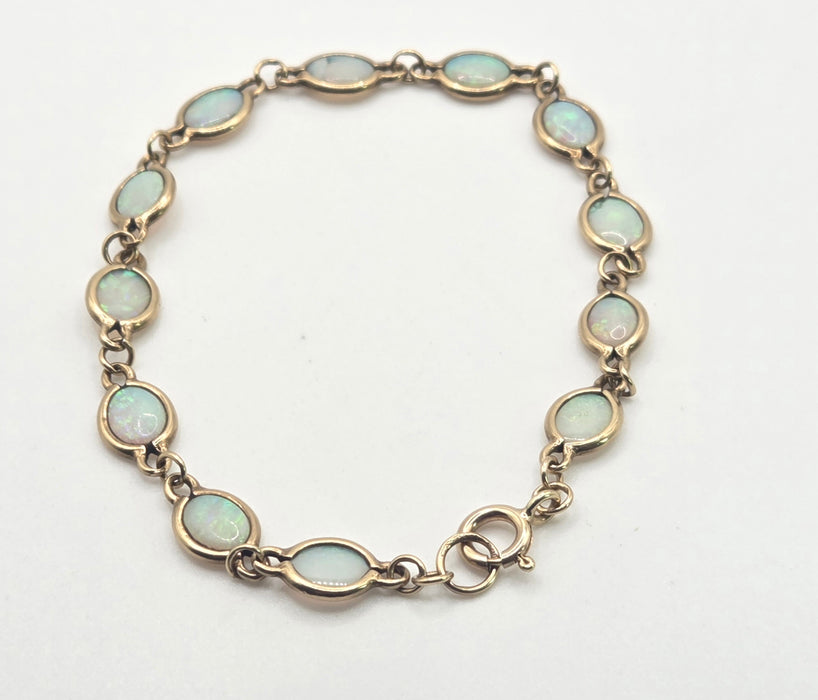 2826: Vintage-  9ct Gold 12 Cabochon -Cut White Opals Link Bracelet (19cm)