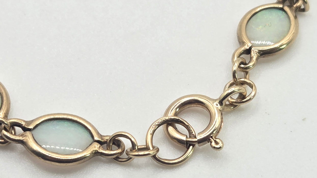 2826: Vintage-  9ct Gold 12 Cabochon -Cut White Opals Link Bracelet (19cm)
