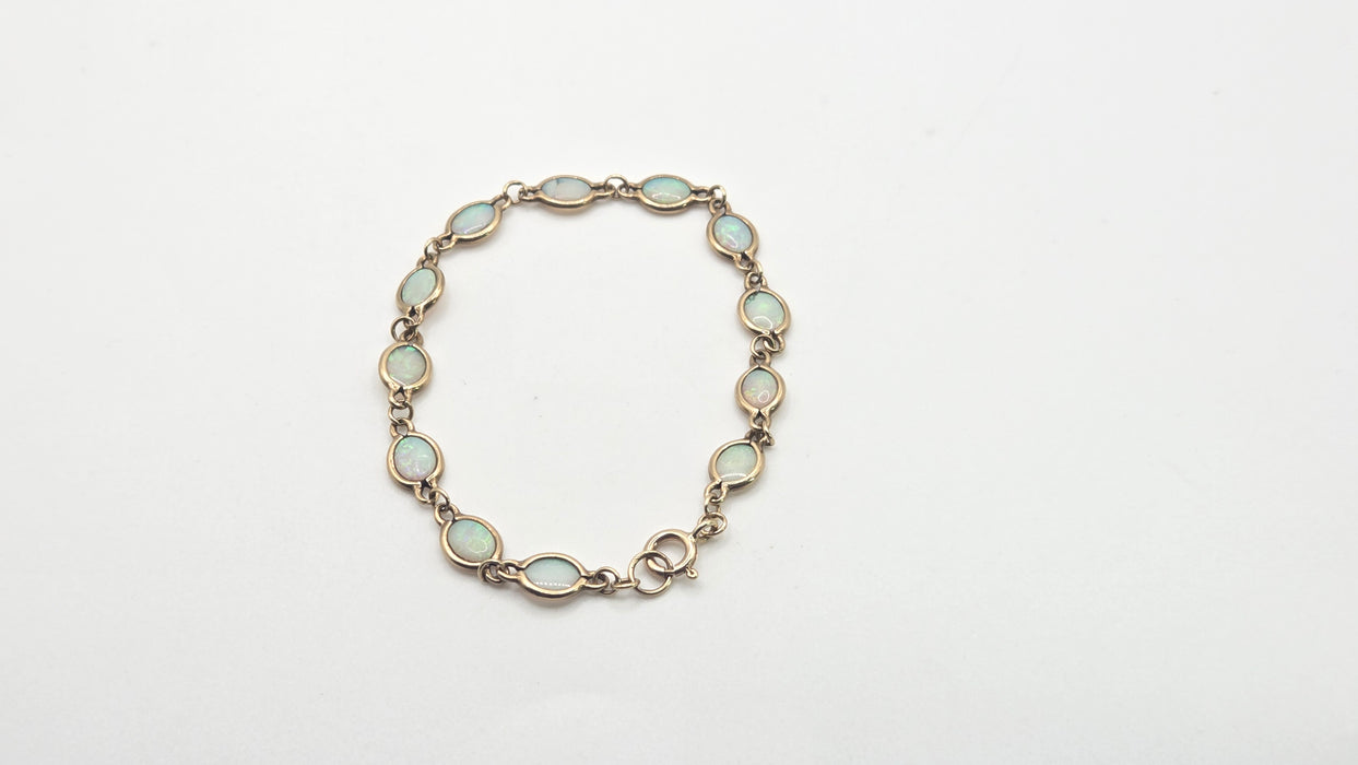 2826: Vintage-  9ct Gold 12 Cabochon -Cut White Opals Link Bracelet (19cm)