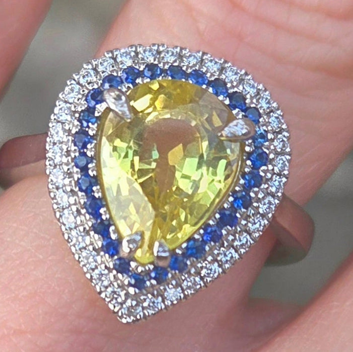 2708: Vintage 18ct White Gold Yellow Sapphire (3.2ct0  Blue Sapphires Diamonds Cocktail Ring
