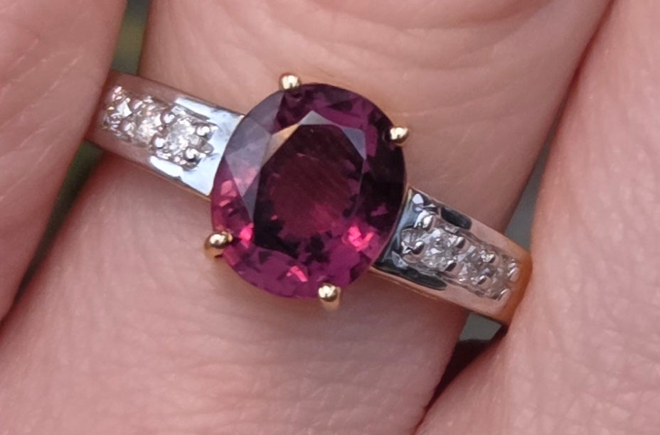 2493- Vintage 18ct Gold Garnets Diamonds Dress Ring