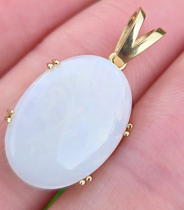 2725; Vintage 18ct Gold Large Cabochon White Opal Pendant