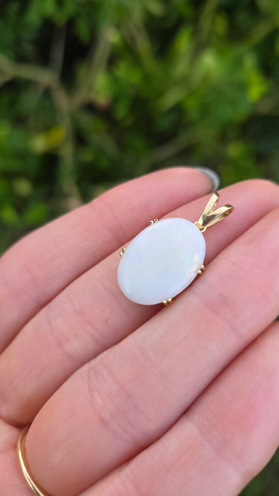 2725; Vintage 18ct Gold Large Cabochon White Opal Pendant