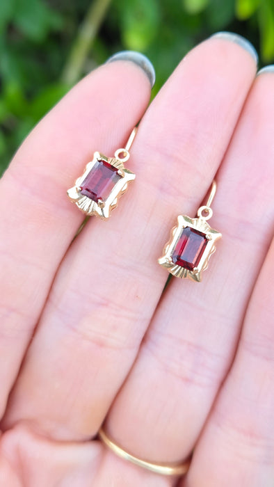 2092: 18ct Gold Emerald Cut Almandine Garnet Stud Earrings