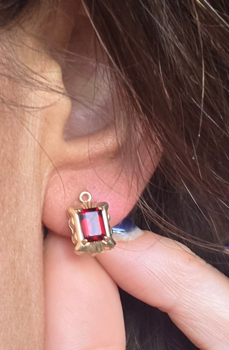 2092: 18ct Gold Emerald Cut Almandine Garnet Stud Earrings