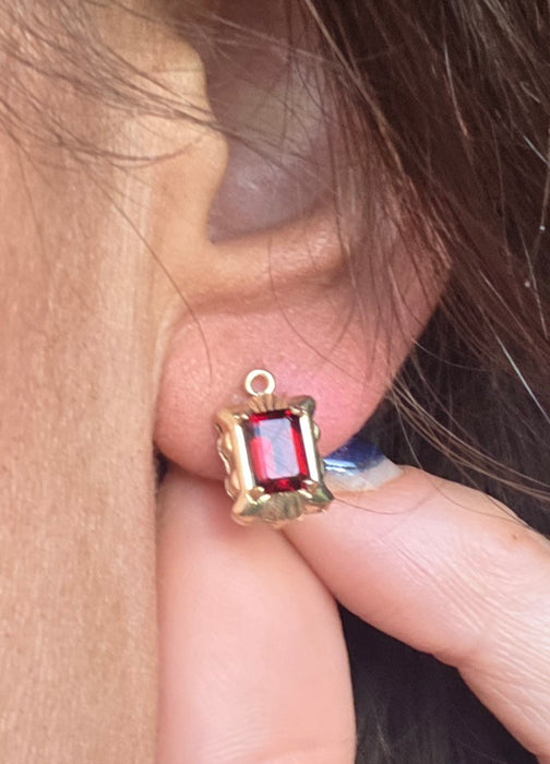 2092: 18ct Gold Emerald Cut Almandine Garnet Stud Earrings