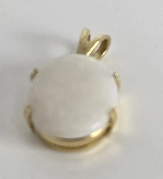 2725; Vintage 18ct Gold Large Cabochon White Opal Pendant