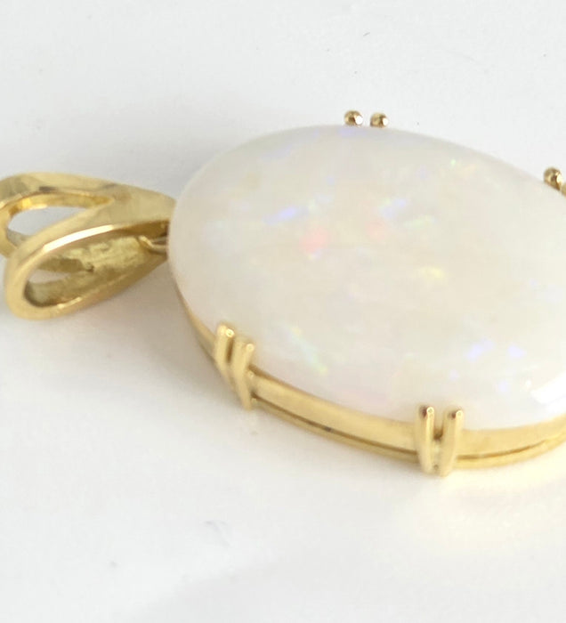 2725; Vintage 18ct Gold Large Cabochon White Opal Pendant