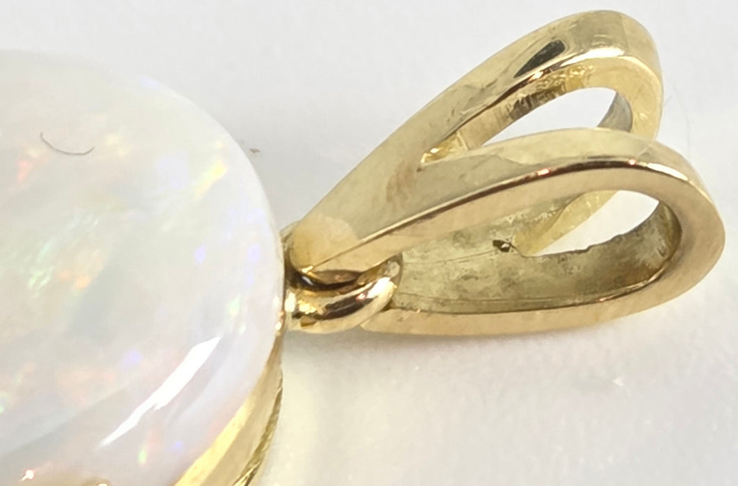 2725; Vintage 18ct Gold Large Cabochon White Opal Pendant