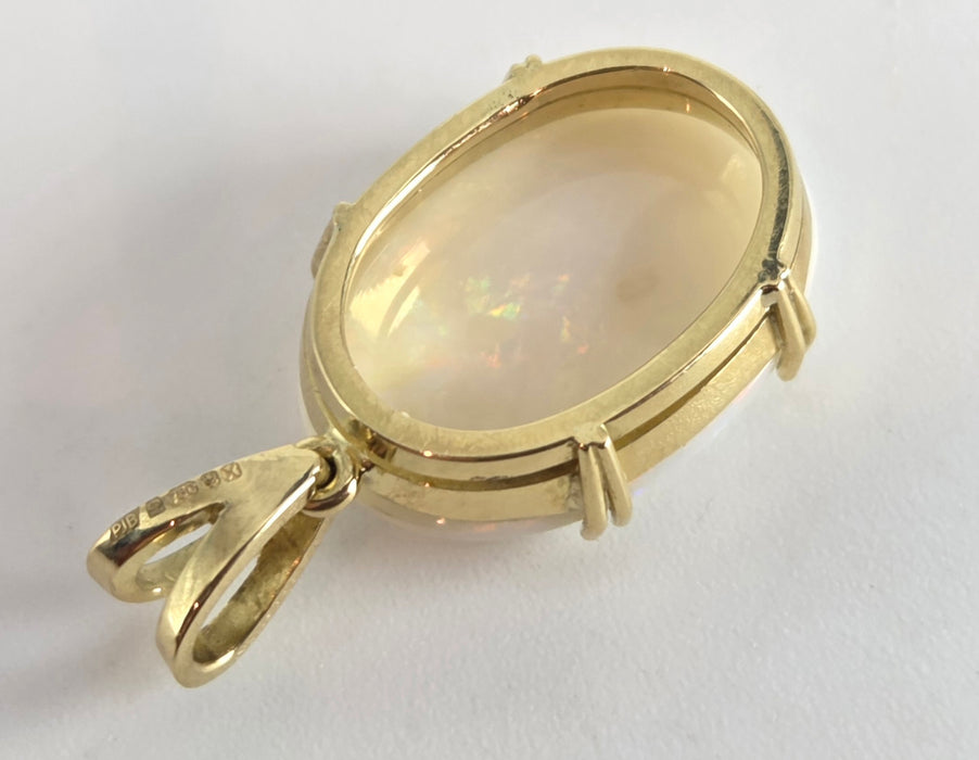 2725; Vintage 18ct Gold Large Cabochon White Opal Pendant