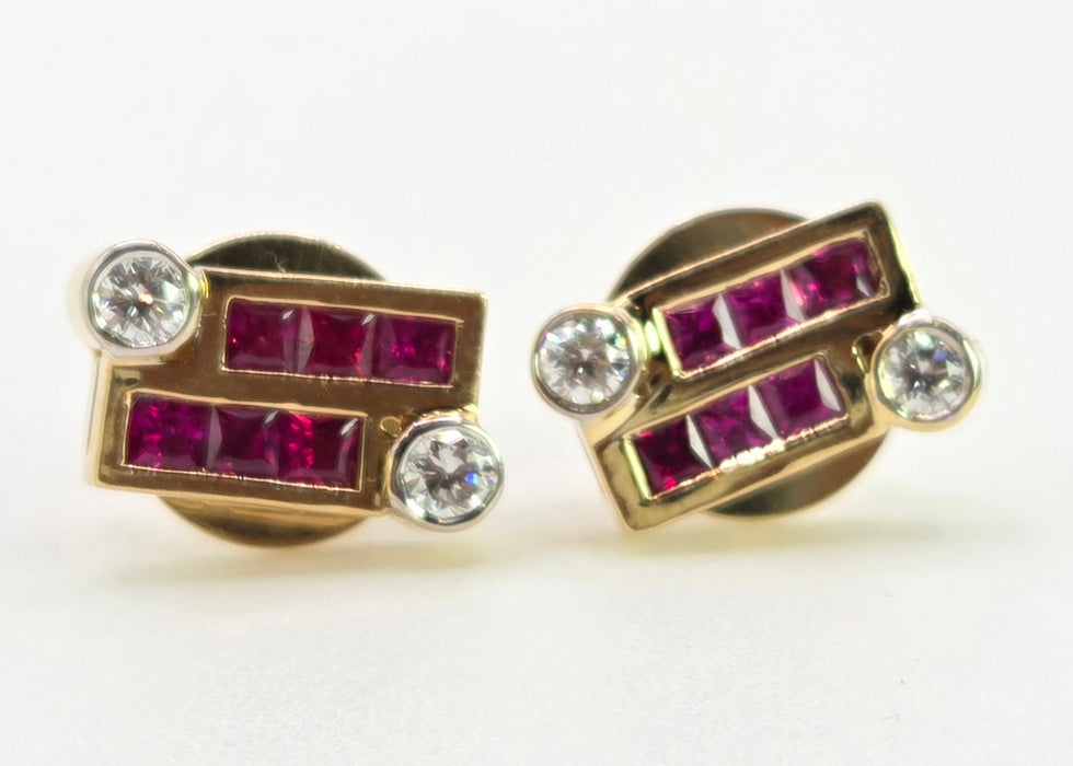 2727: Vintage 18ct Gold Rubies & Diamonds Geometric Set Stud Earrings