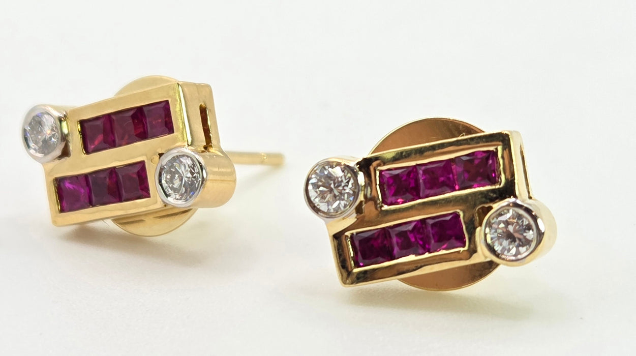 2727: Vintage 18ct Gold Rubies & Diamonds Geometric Set Stud Earrings