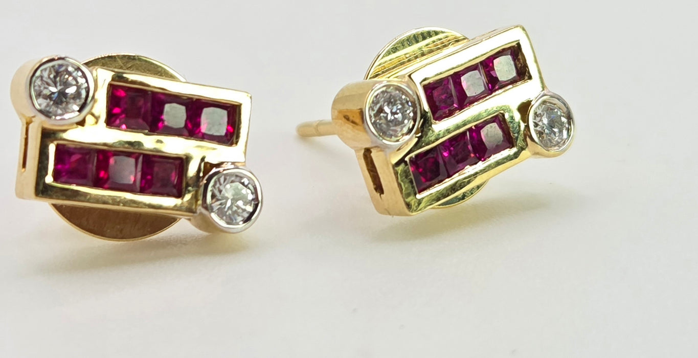 2727: Vintage 18ct Gold Rubies & Diamonds Geometric Set Stud Earrings