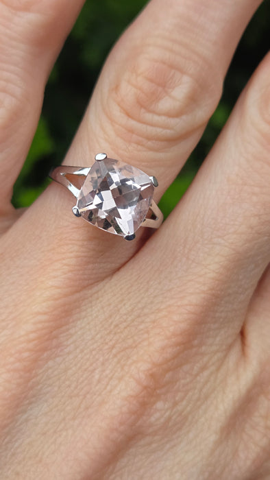 2710: 9ct White Gold Pink Morganite Ring