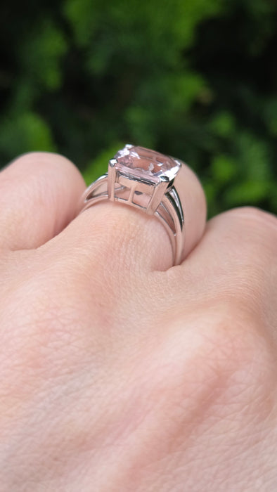 2710: 9ct White Gold Pink Morganite Ring