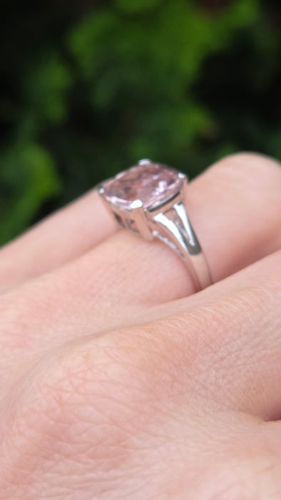 2710: 9ct White Gold Pink Morganite Ring