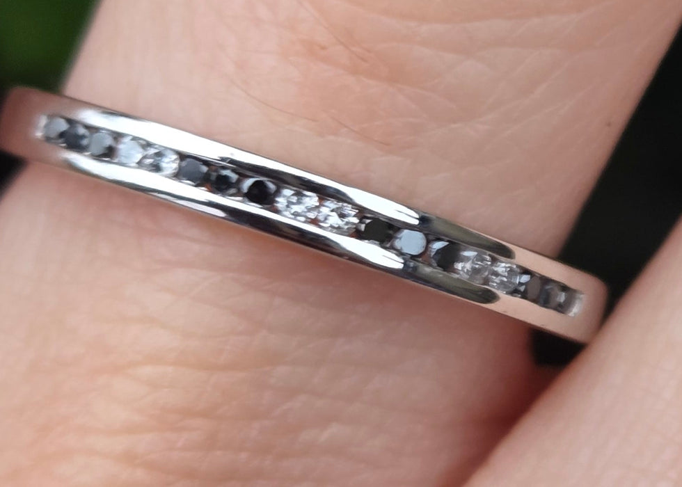 6427: Vintage 9ct White Gold Black & White Natural Diamonds Stacker Ring