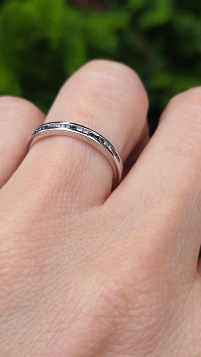 6427: Vintage 9ct White Gold Black & White Natural Diamonds Stacker Ring