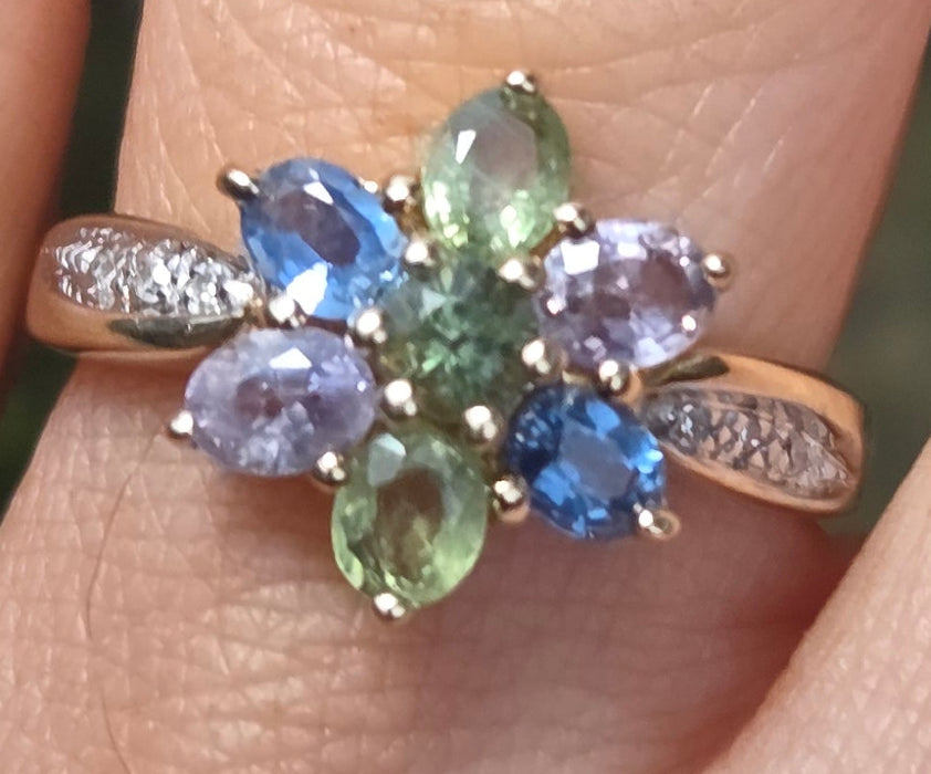 2791: Vintage: 9ct Gold Mixed Coloured Sapphires Flowerhead Ring