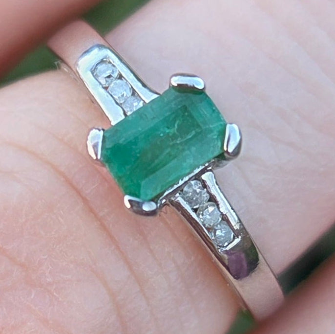 0631- Vintage: 18ct White Gold Emerald Cut Emerald Diamonds Dress Ring