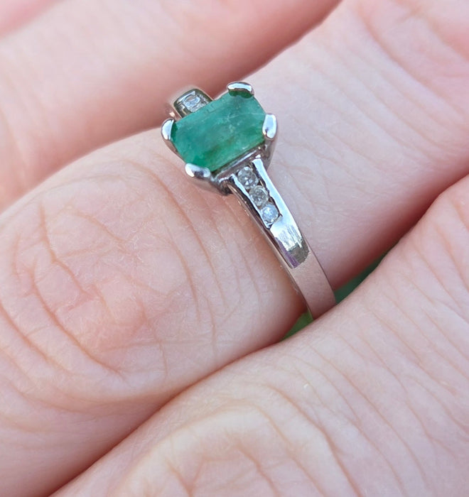 0631- Vintage: 18ct White Gold Emerald Cut Emerald Diamonds Dress Ring