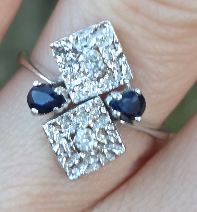 0006: Vintage: 18ct White Gold Art Deco Design Blue Sapphires Diamonds Ring- Geometric set