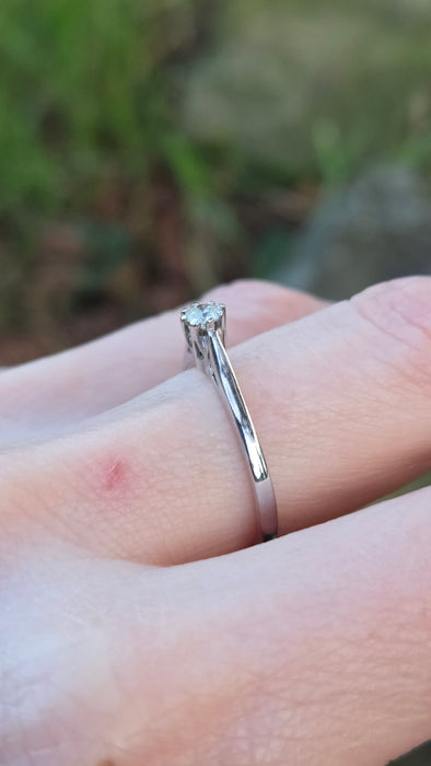 2416: Vintage 9ct White Gold Round Full Cut Diamond Solitaire